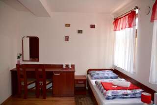 Гостевой дом Kamienica przy Bramie Опатув Двухместный номер с 2 отдельными кроватями и ванной комнатой-1